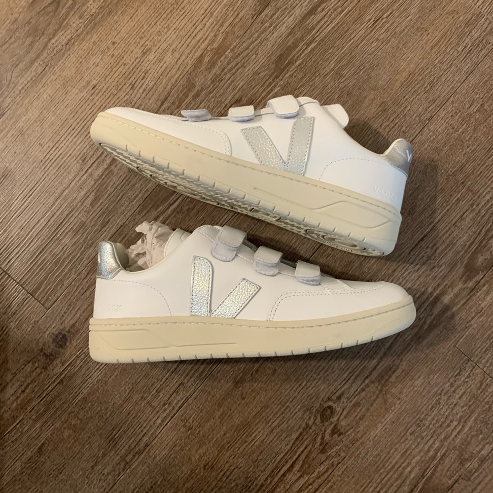 NIB Veja 3-lock Sneakers - size 39